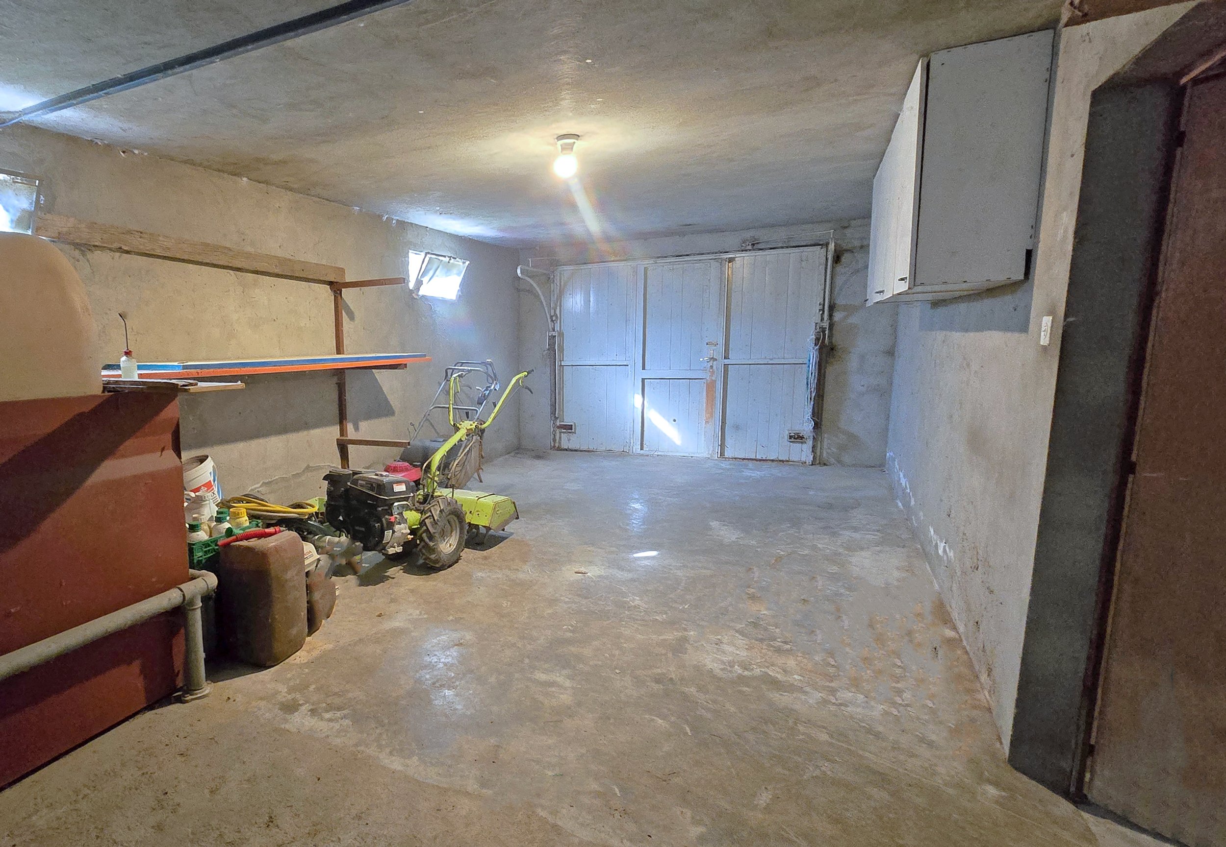 Keller- bzw. Garagenraum mit Werkzeug und Tür