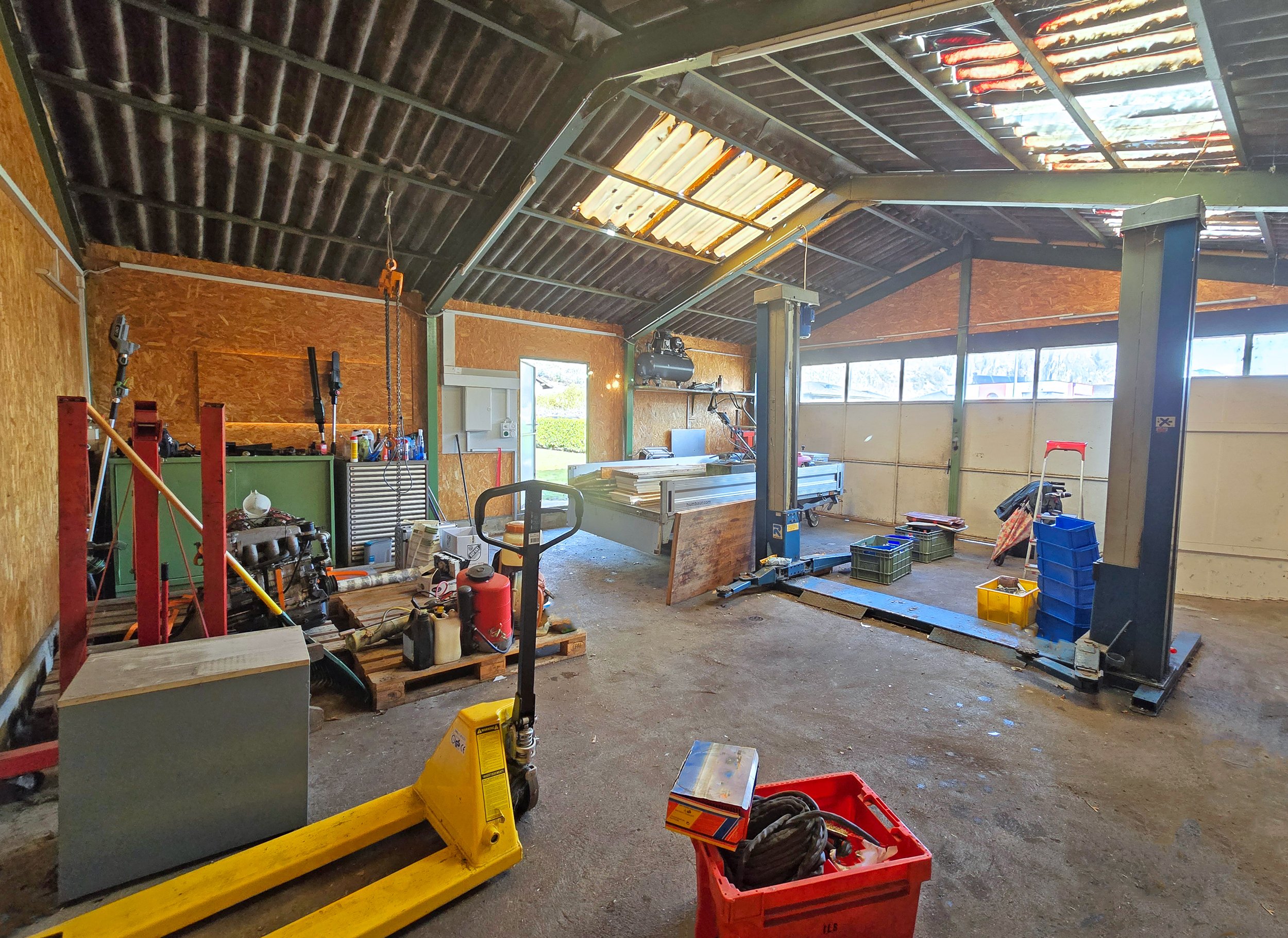 Werkstatt-/Garagenraum mit Hebebühnen