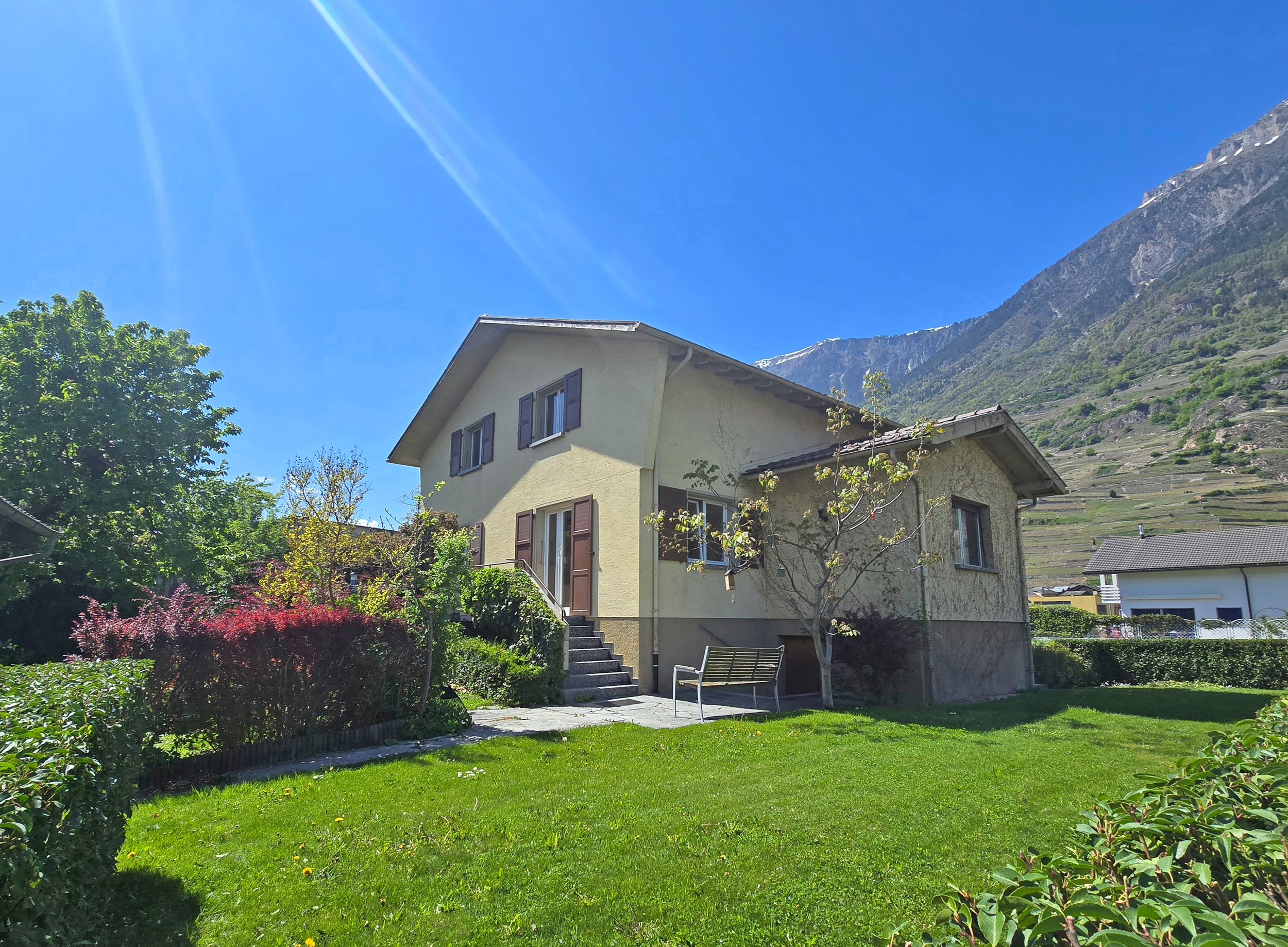 Einfamilienhaus mit Garten und Bergkulisse