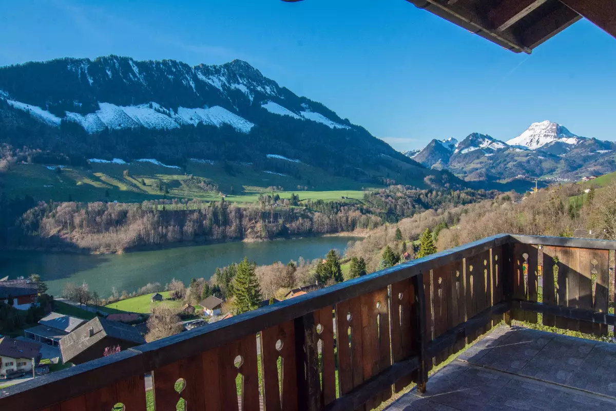 Balkon mit Berg- und Seeblick
