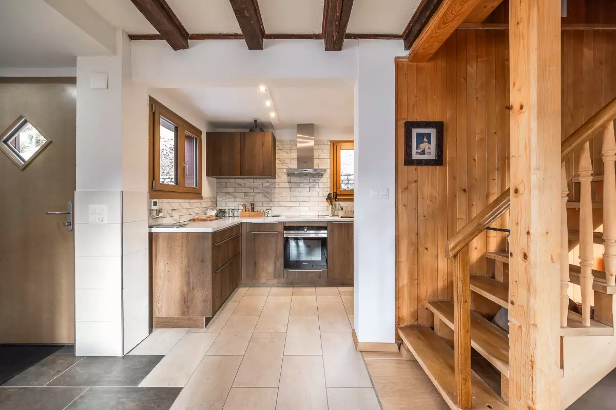Offener Wohnbereich mit Küche und Holztreppe