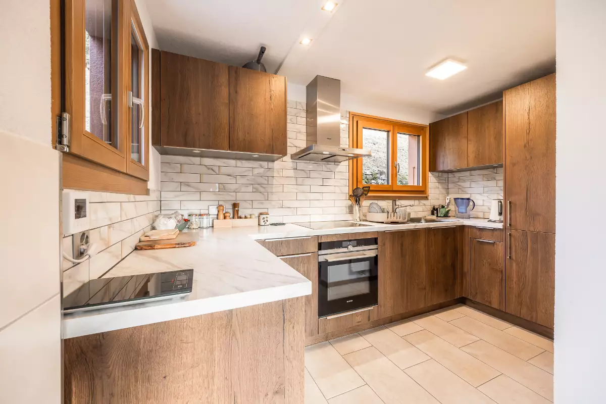 Moderne Einbauküche mit Holzfronten