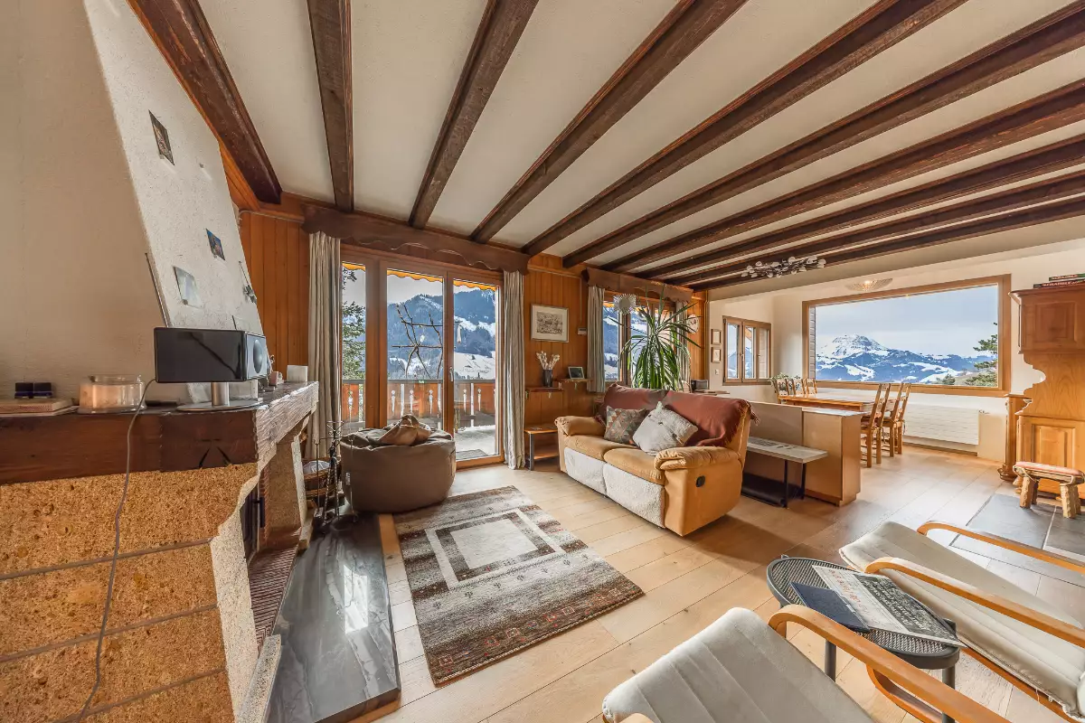 Gemütliches Wohnzimmer mit Bergblick