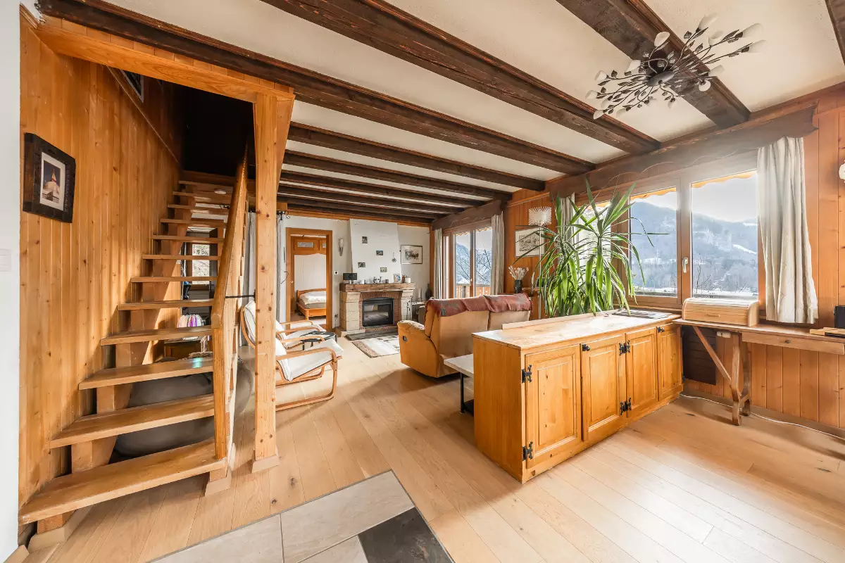Gemütlicher Wohnraum im Chalet-Stil mit Blick in die Berge