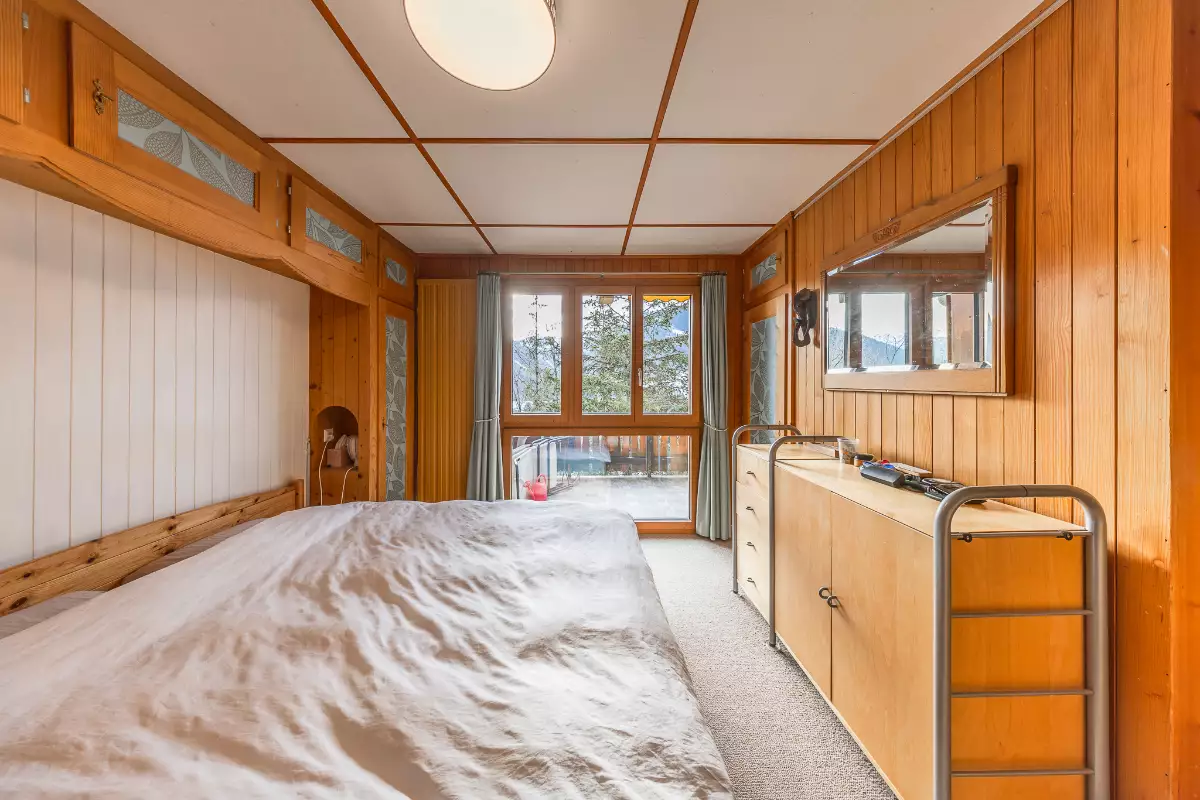 Holzvertäfeltes Schlafzimmer mit Fensterfront