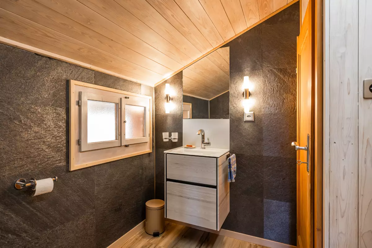 Modernes Gäste-WC mit Holzdecke