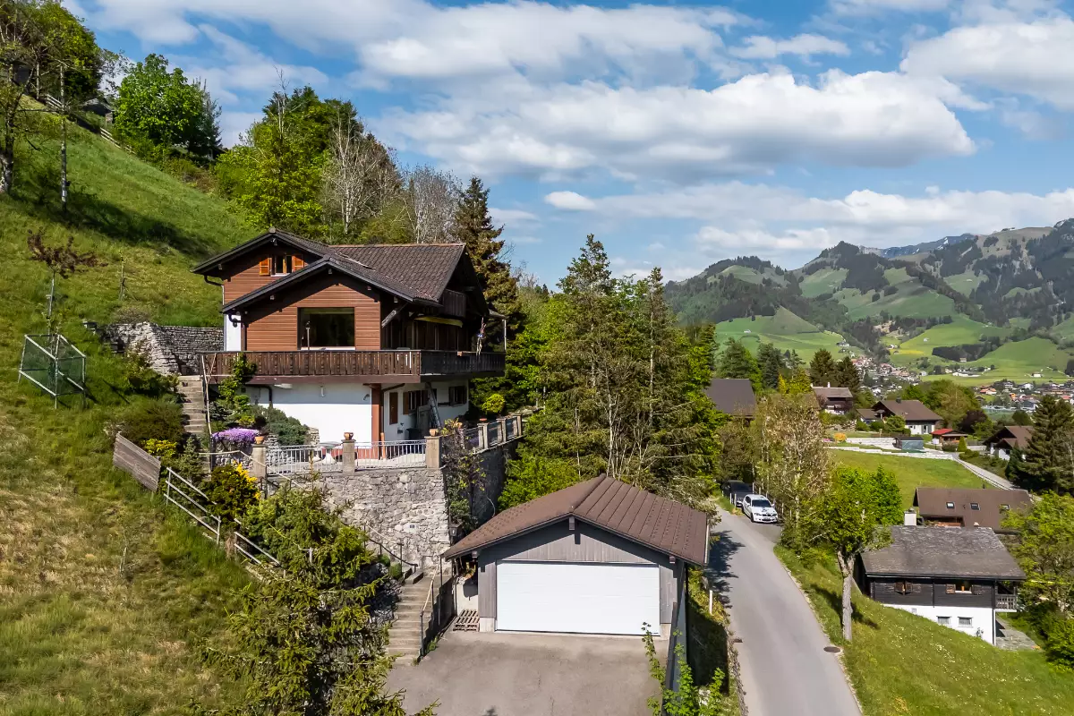 Berghaus mit Garage und Talblick