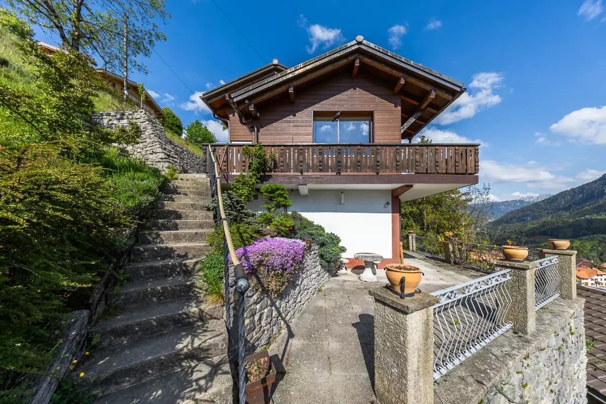 Alpines Haus mit Terrasse und Bergblick
