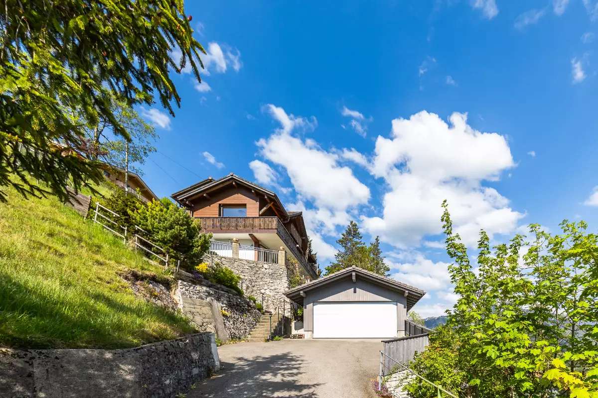 Berghaus mit Garage und Gartenhang