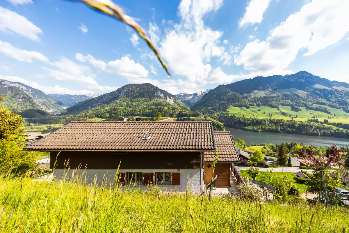 Berghaus mit Seeblick