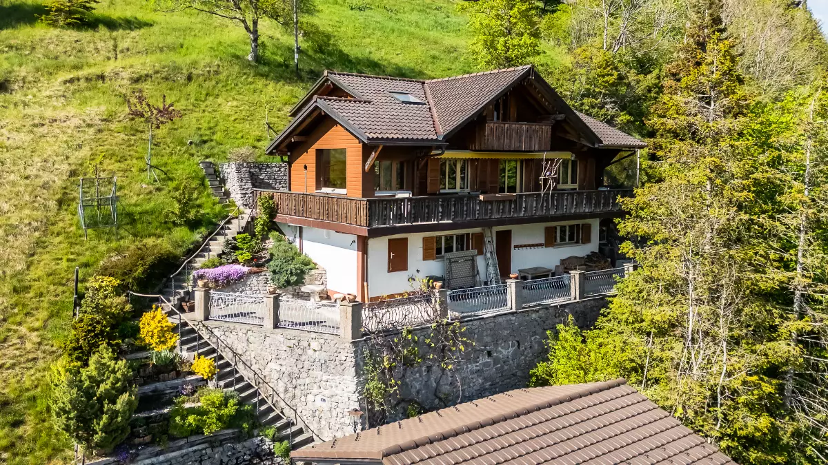 Alpines Wohnhaus mit Balkon und Hanglage