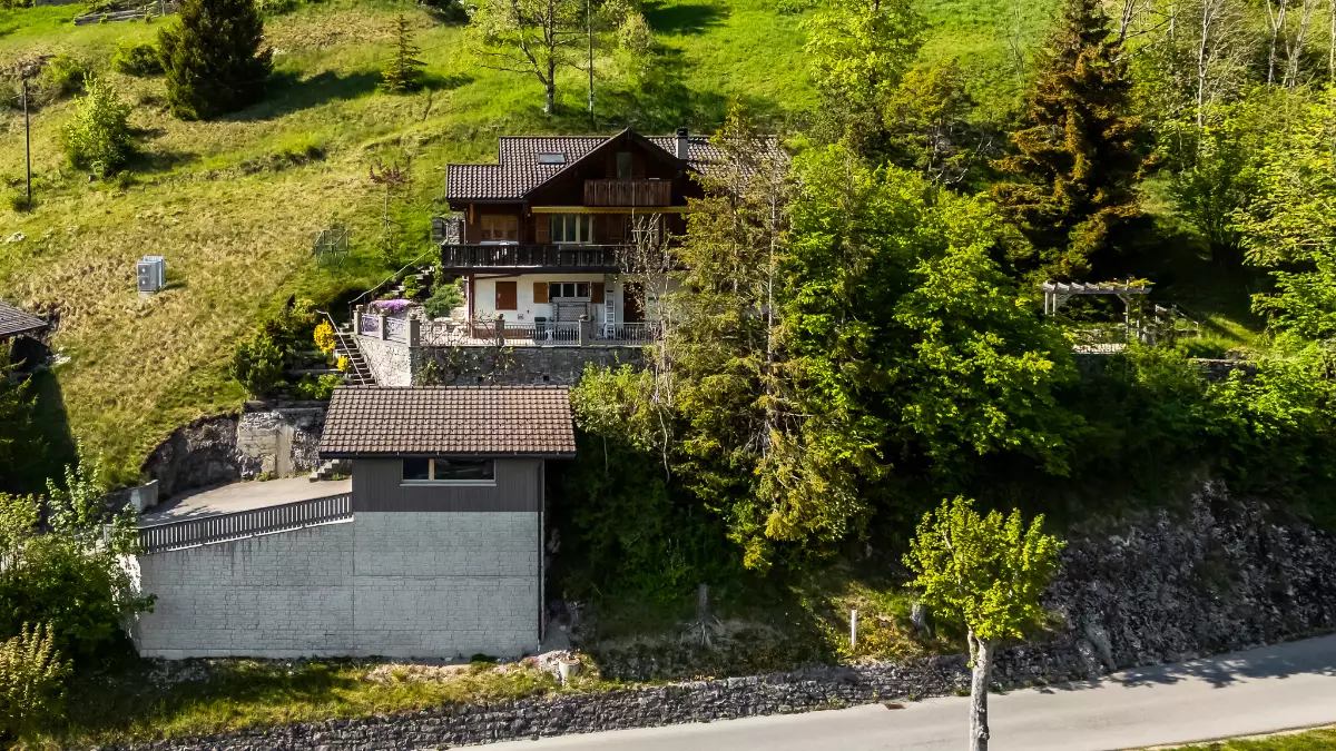 Alpenhaus am Hang