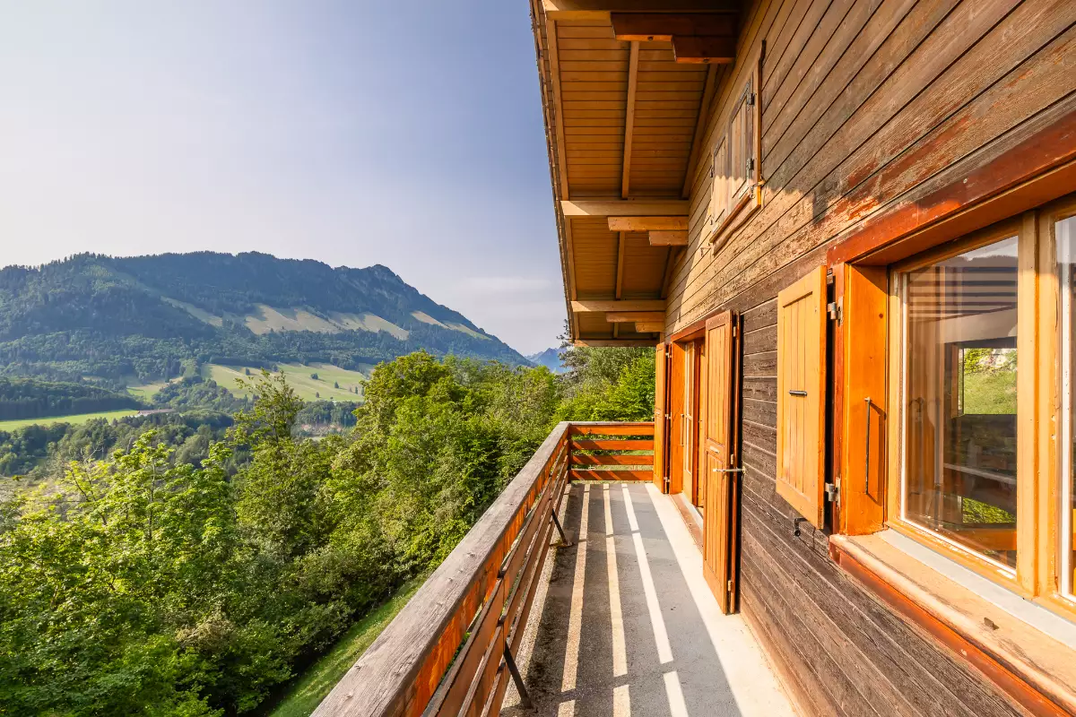 Balkon mit Bergblick