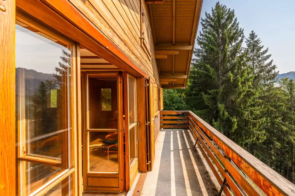 Holzbalkon mit Bergblick