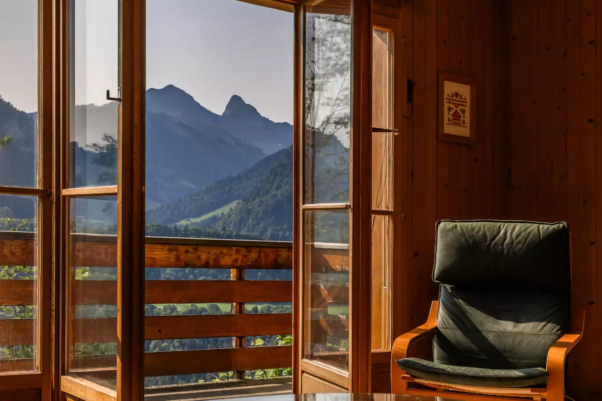 Holzinterieur mit Bergblick