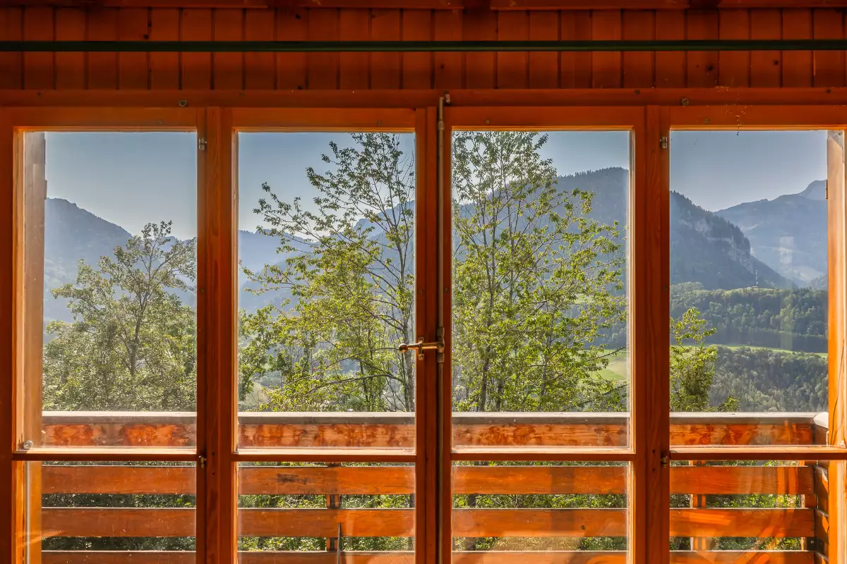 Holzfenster mit Bergblick