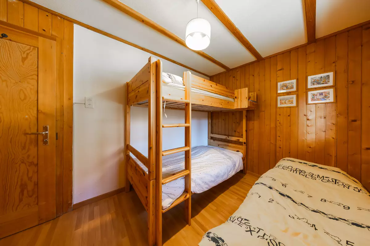 Holzvertäfeltes Schlafzimmer mit Etagenbett