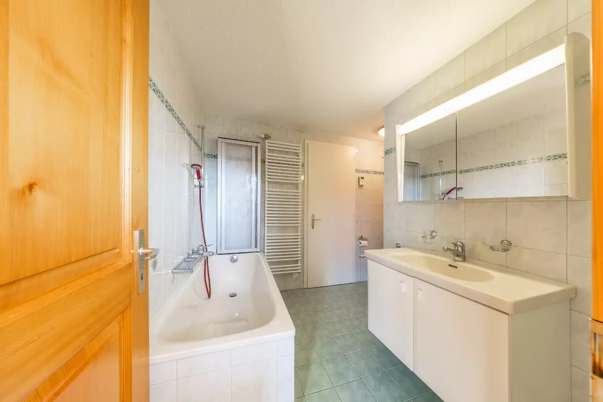 Badezimmer mit Wanne und Waschtisch