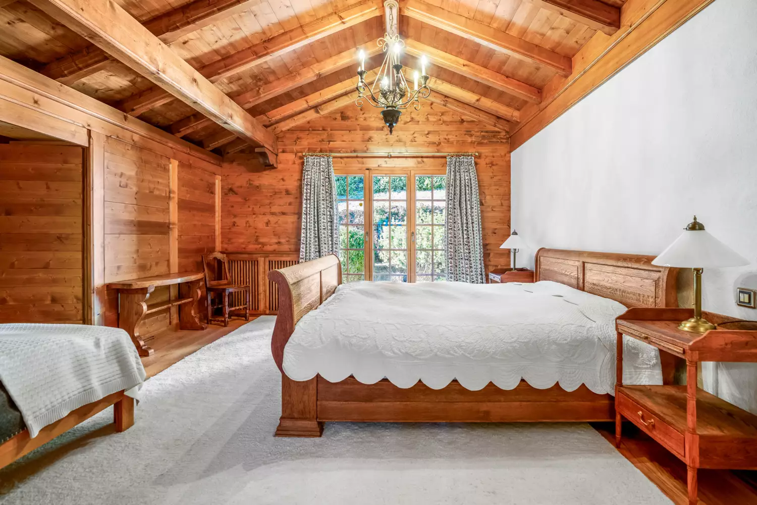 Rustikales Schlafzimmer mit Holzbalkendecke
