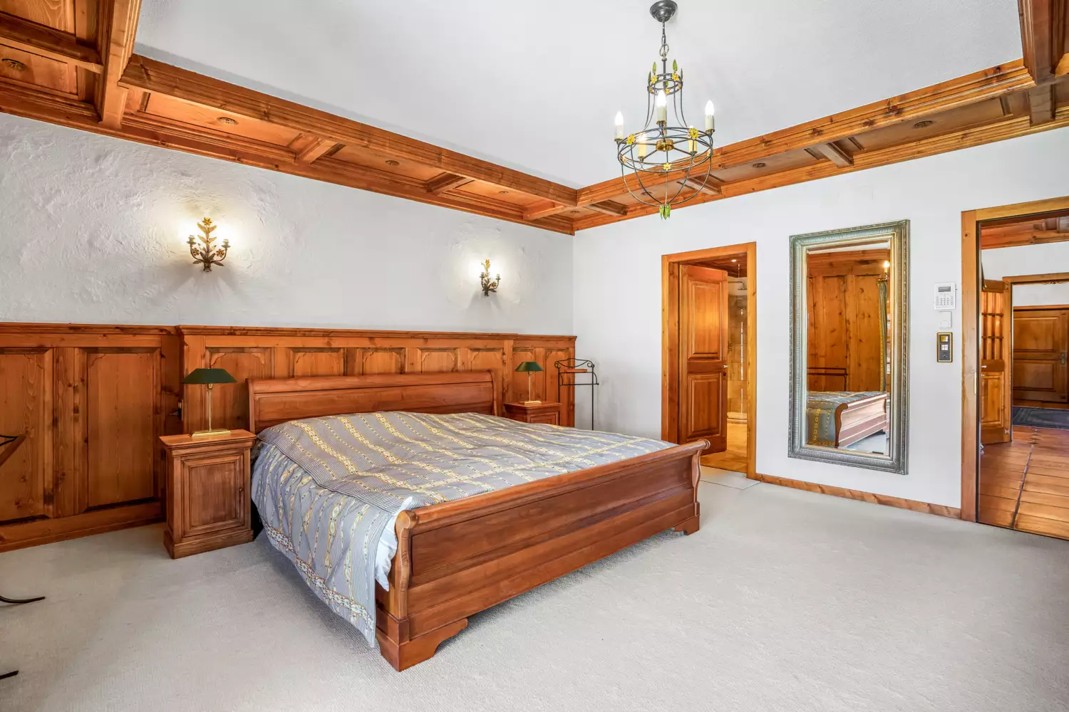 Großes Schlafzimmer mit Holzvertäfelung