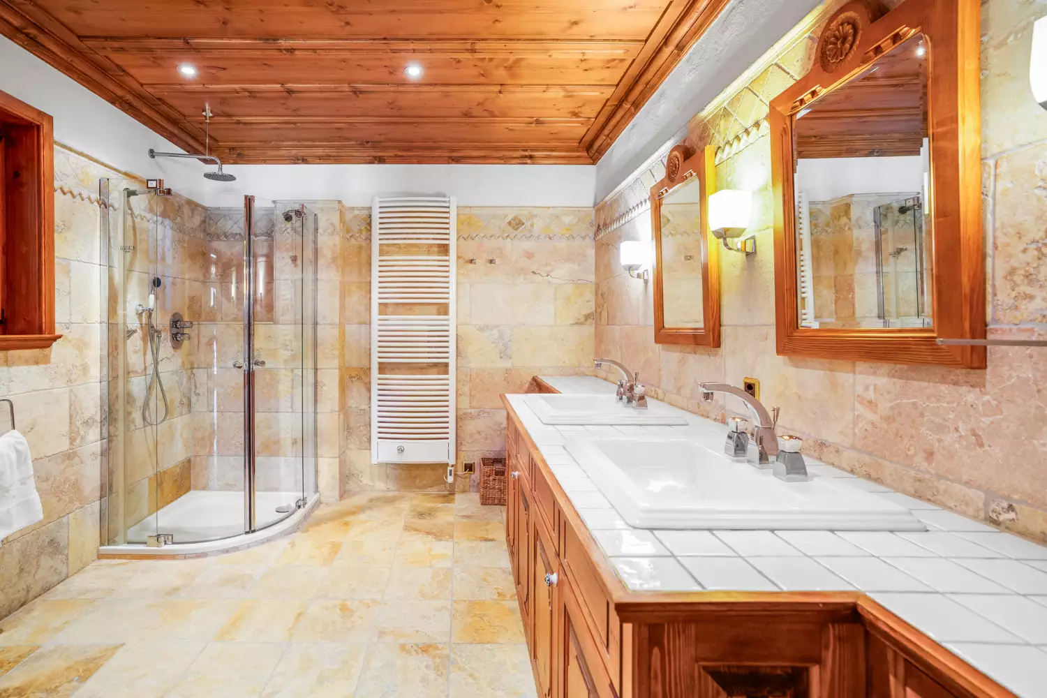 Helles Badezimmer mit Naturstein und Holz
