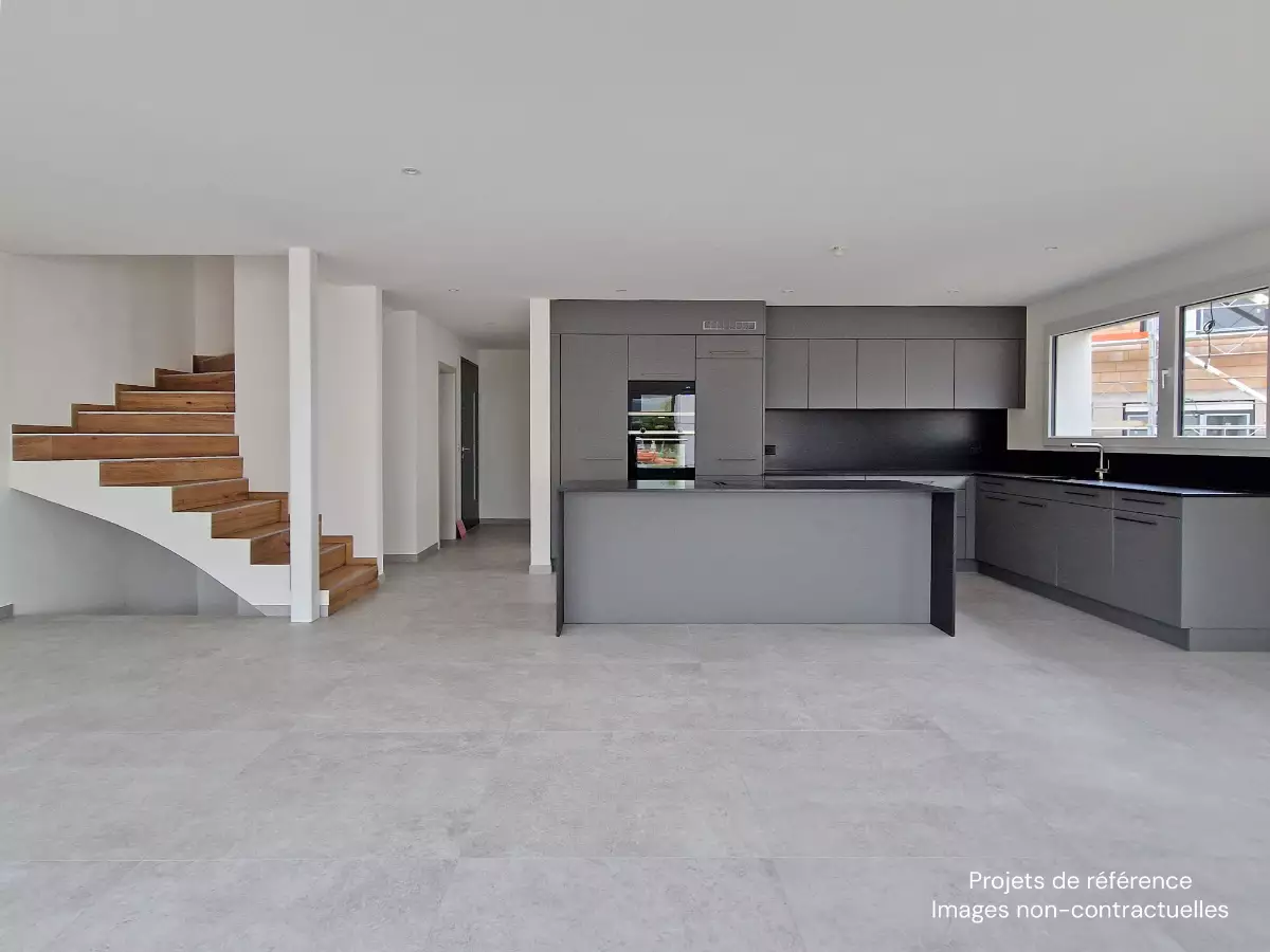 Offener Wohnbereich mit moderner Küche und Treppe