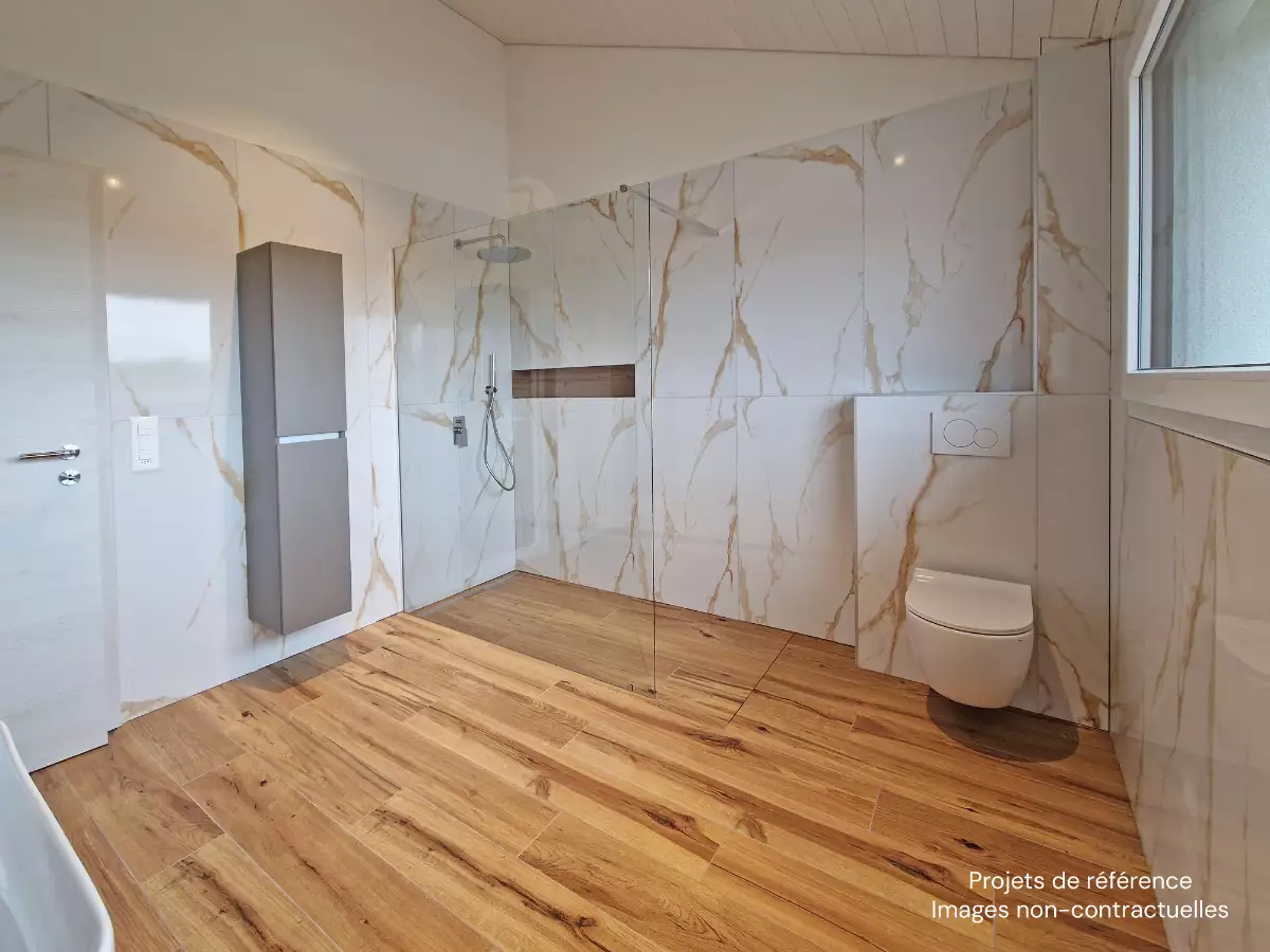 Modernes Badezimmer mit großformatiger Marmoroptik und Holzoptikboden