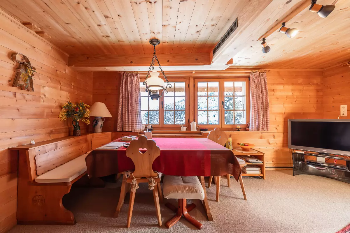Gemütliches Holz-Esszimmer im Chalet-Stil