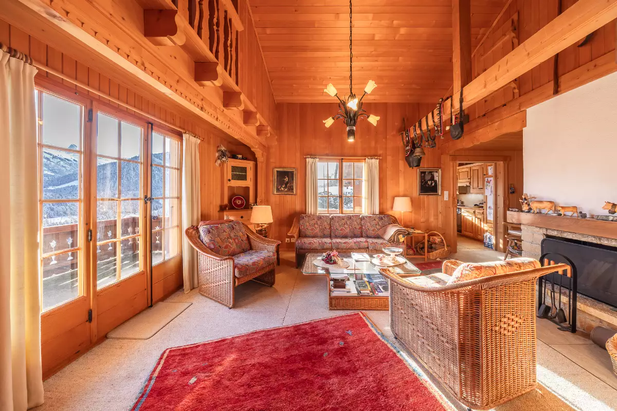 Gemütliches Holz-Wohnzimmer mit Bergblick