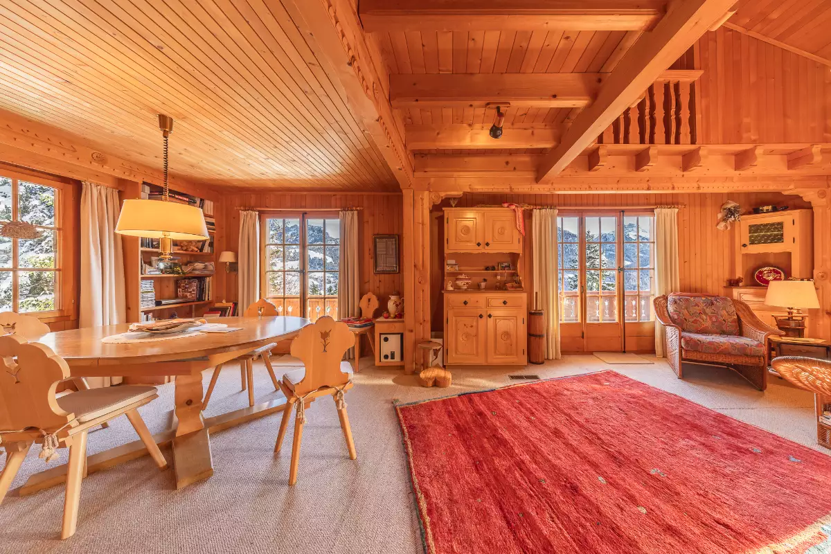 Gemütliches Holzwohnzimmer mit Bergblick