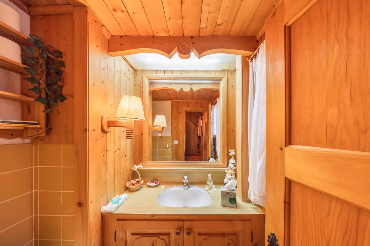 Holzverkleidetes Badezimmer mit Waschbecken