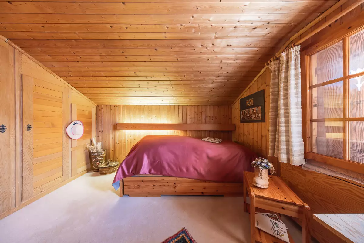 Gemütliches Schlafzimmer mit viel Holz