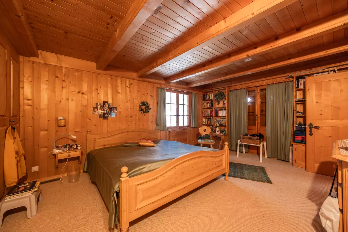 Rustikales Holzschlafzimmer mit sichtbaren Balken