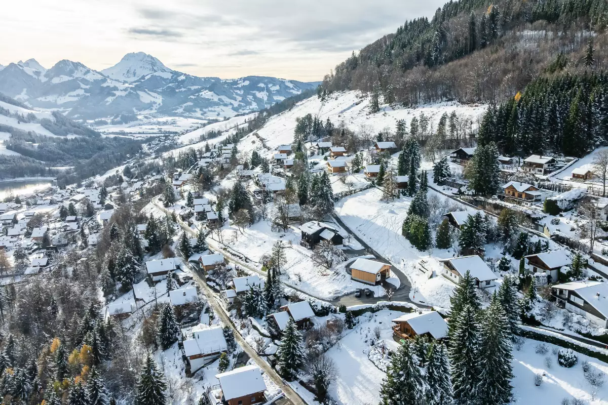 Alpenlandschaft mit verschneitem Dorf