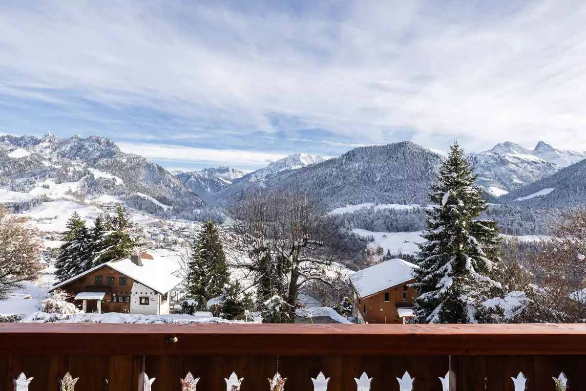 Winterliche Alpenlandschaft mit Bergblick von einem Balkon