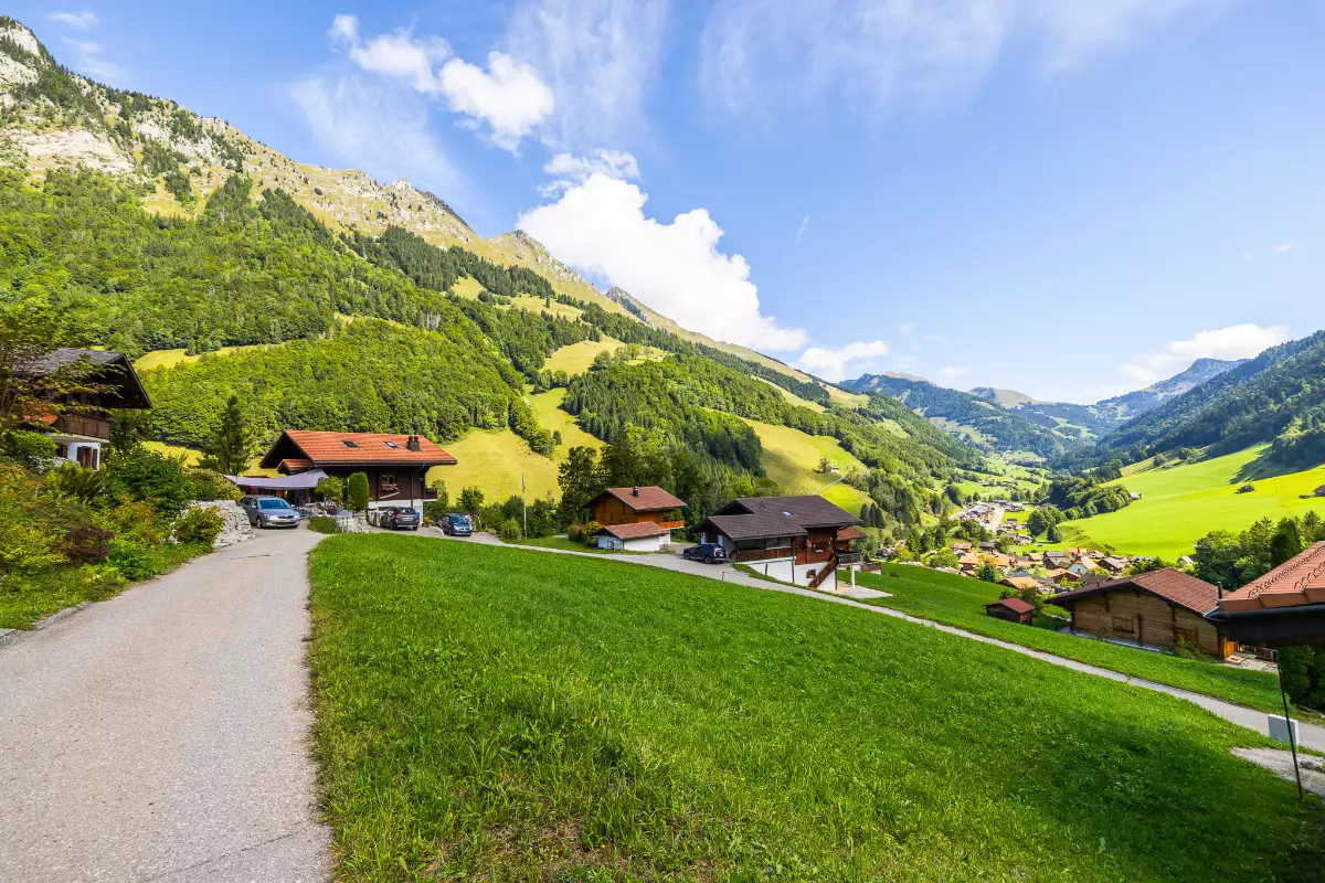 Alpine Landschaft mit verstreuten Chalets