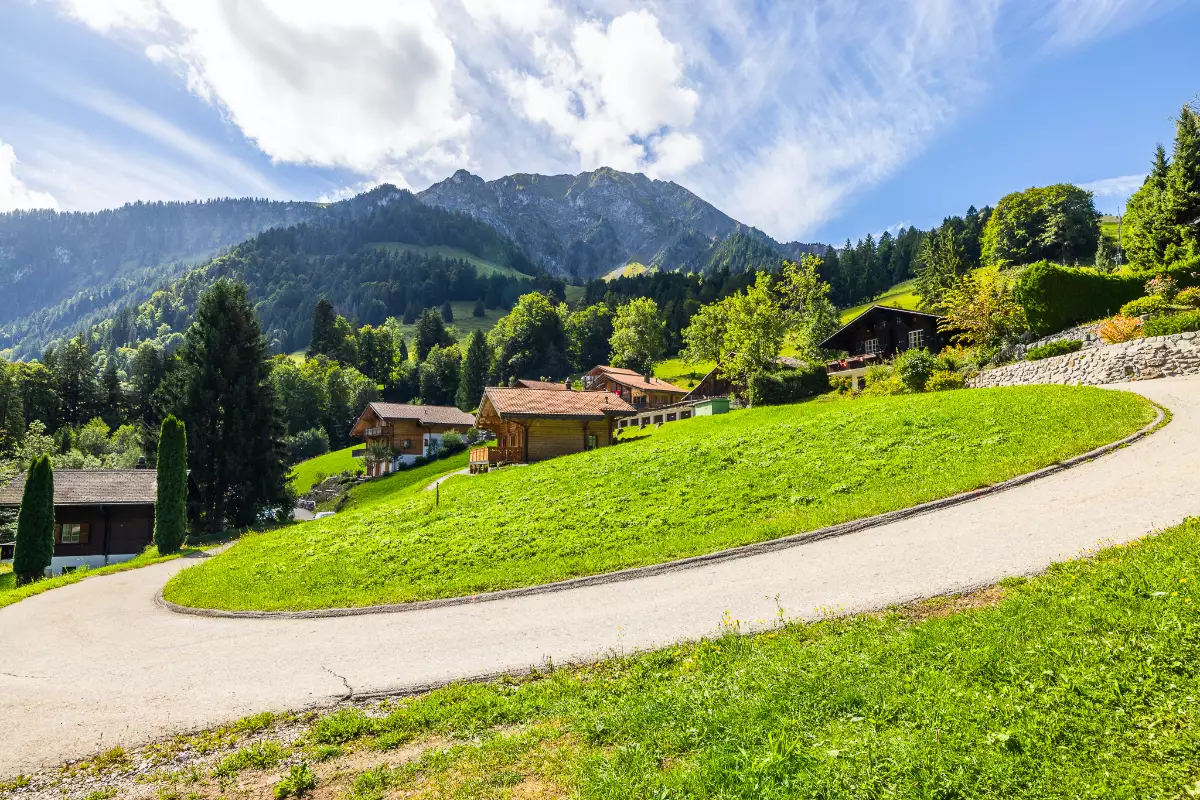 Alpine Landschaft mit Chalets und Bergpanorama