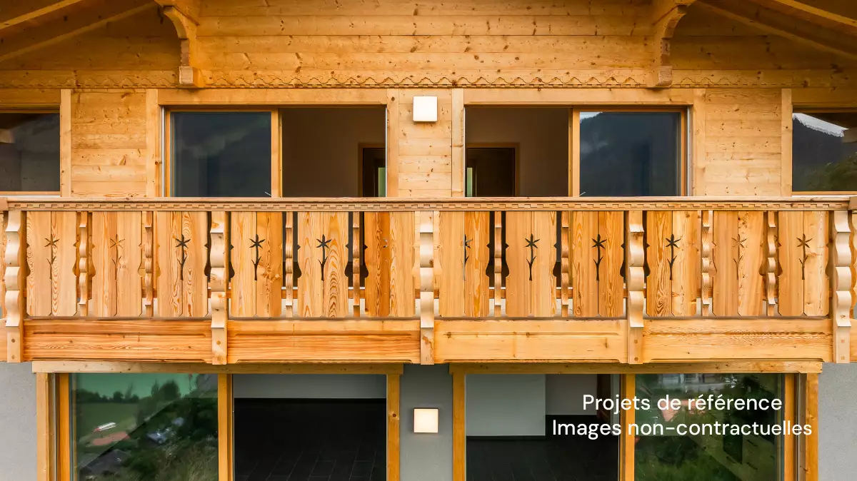Holzbalkon an einem Chalet mit Glasfenstern