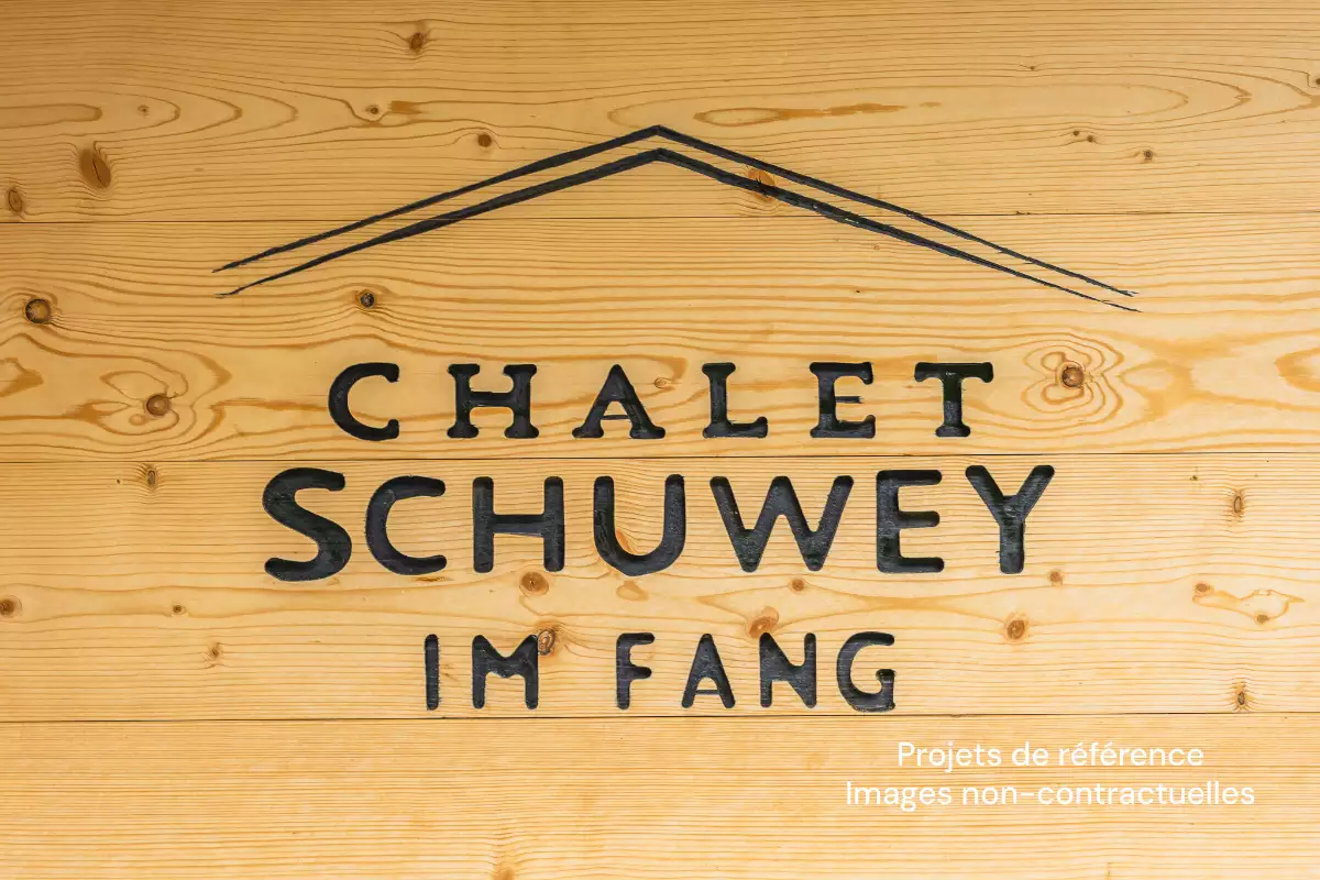 Holzwand mit Chalet-Schriftzug