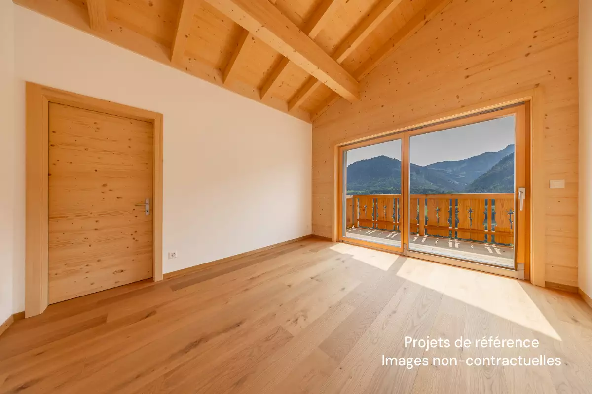 Heller Holzraum mit Balkon und Bergblick