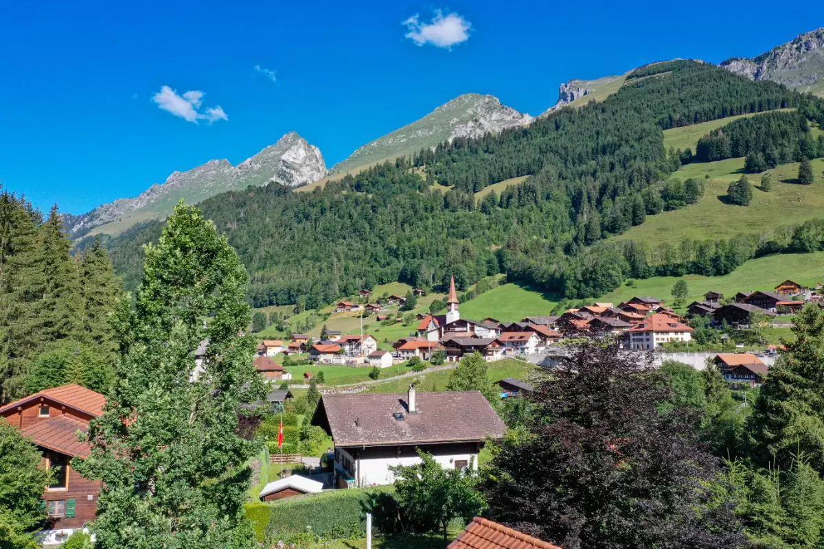 Alpendorf mit Bergpanorama