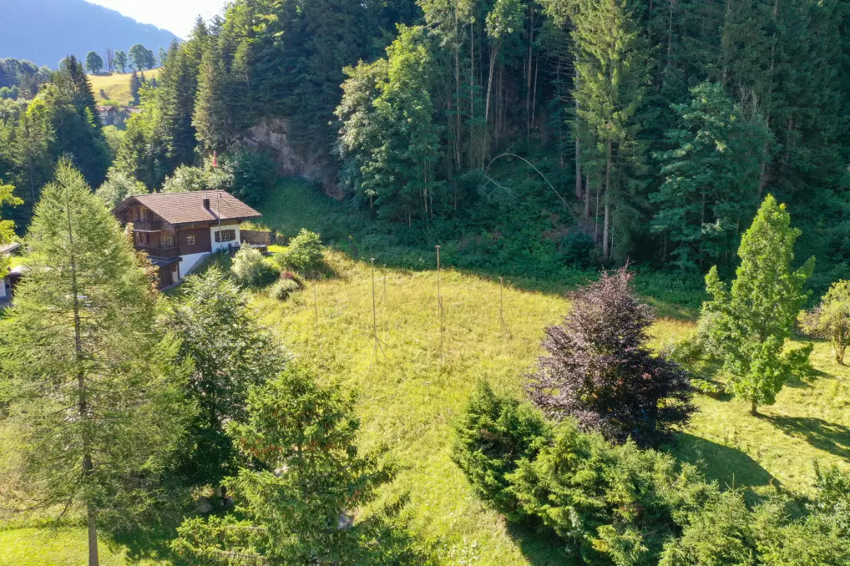 Ländliche Luftaufnahme eines Hauses mit großer Wiese