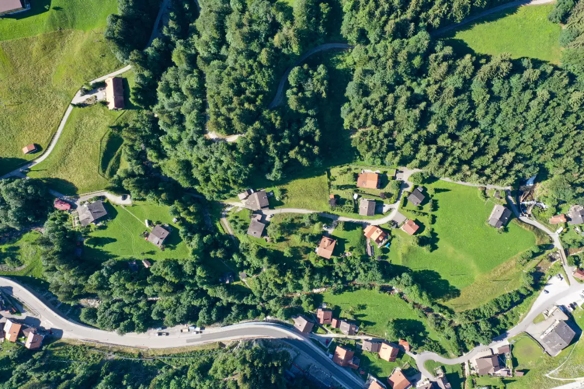 Luftaufnahme einer ländlichen Hanglandschaft
