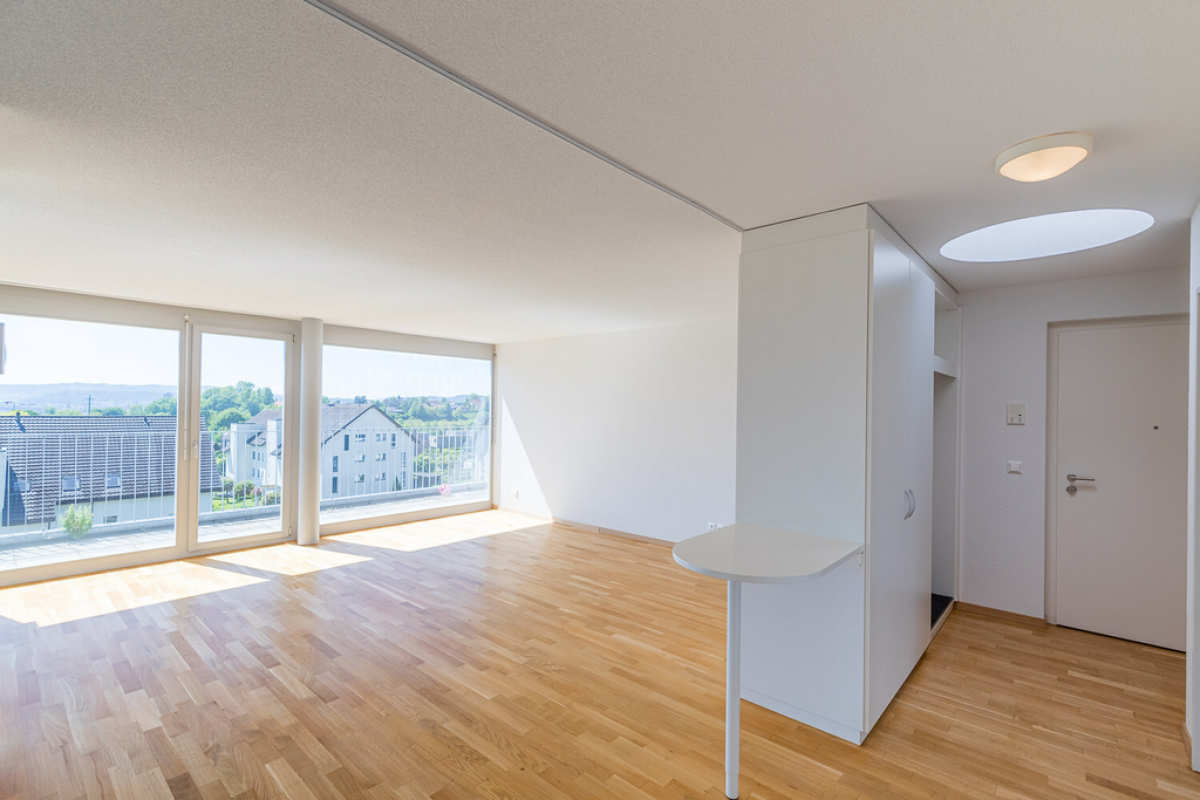 Heller leerer Wohnraum mit Panoramafenstern