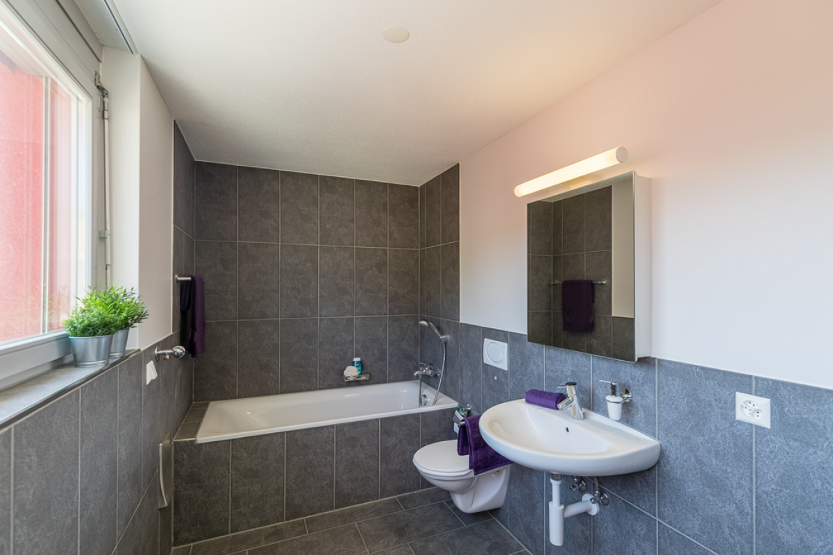 Modernes Badezimmer mit Badewanne und Waschtisch