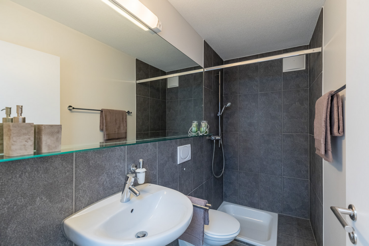 Modernes Badezimmer mit Dusche und Waschbecken