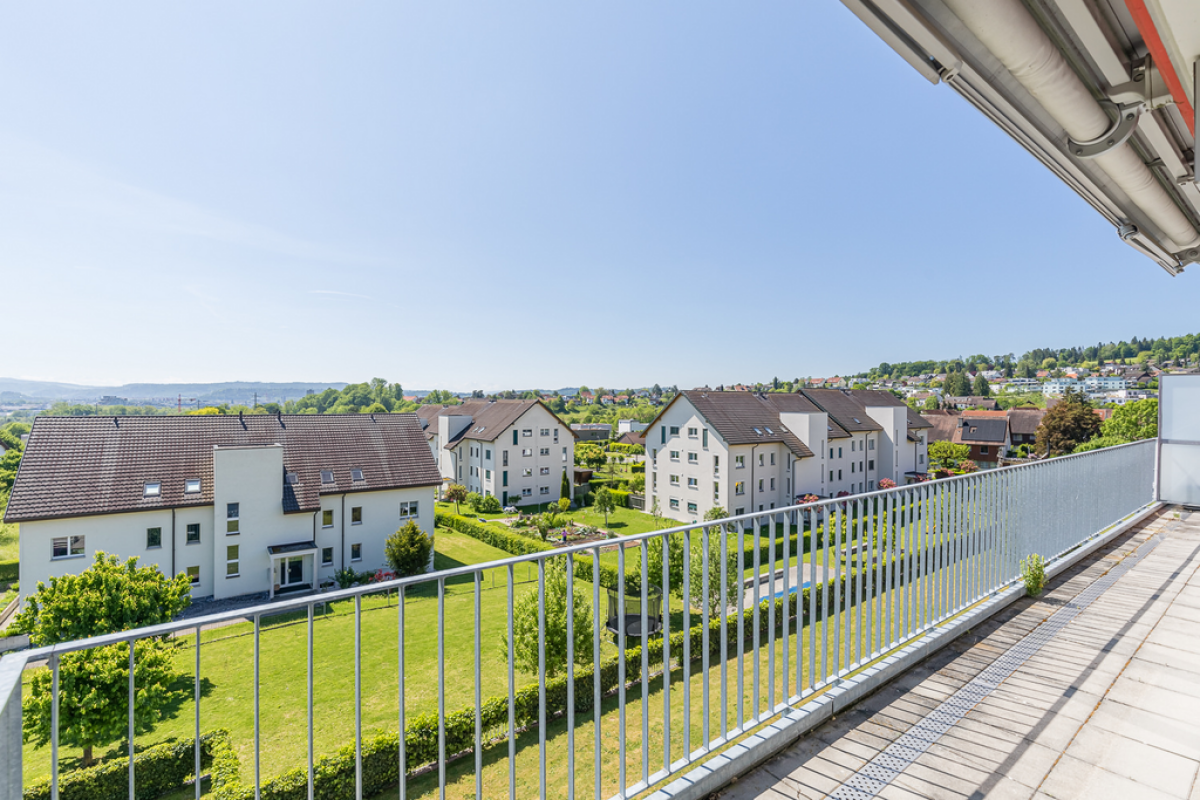 Balkon mit Weitblick über Wohnanlage