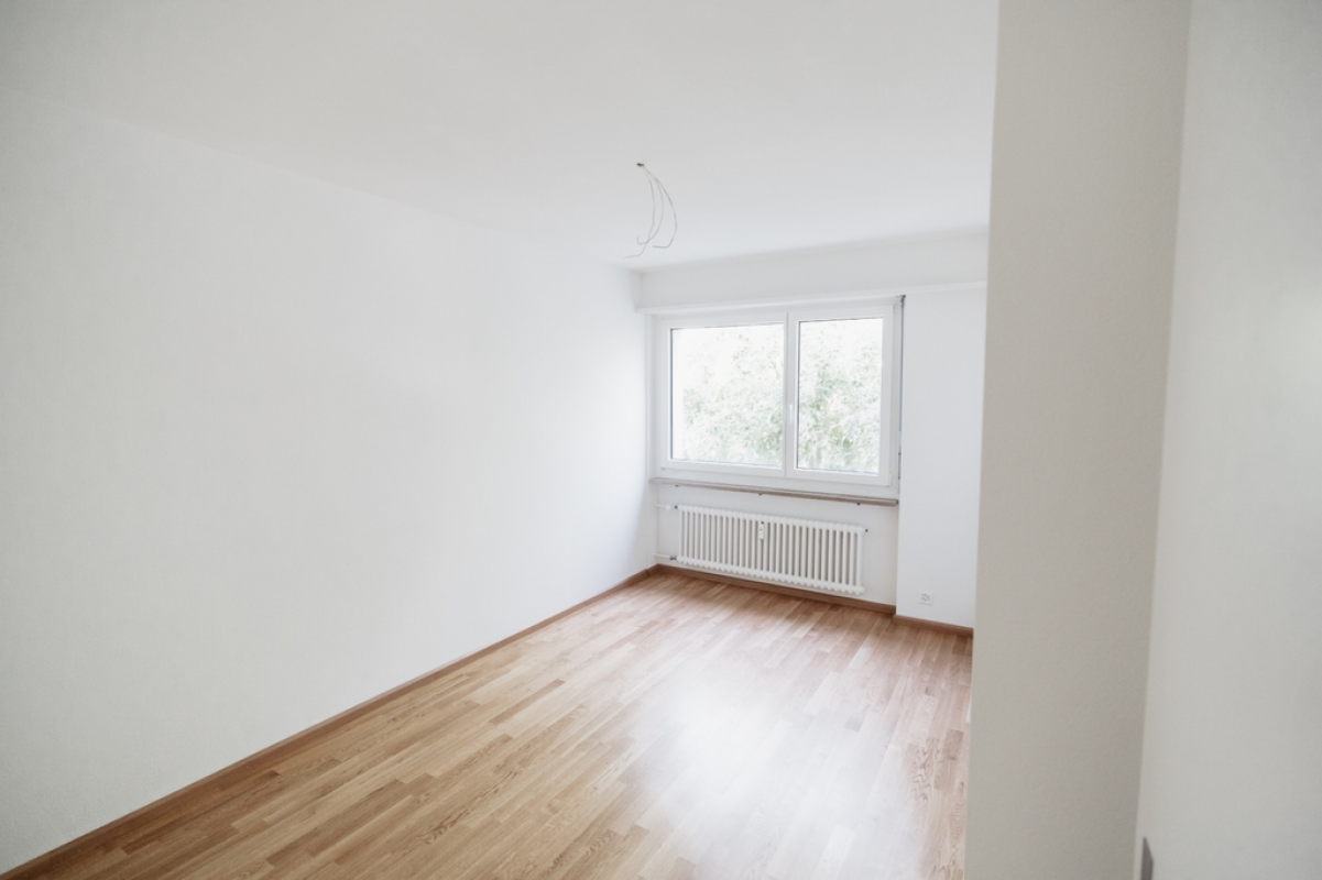 Heller leerer Raum mit Fenster und Heizkörper
