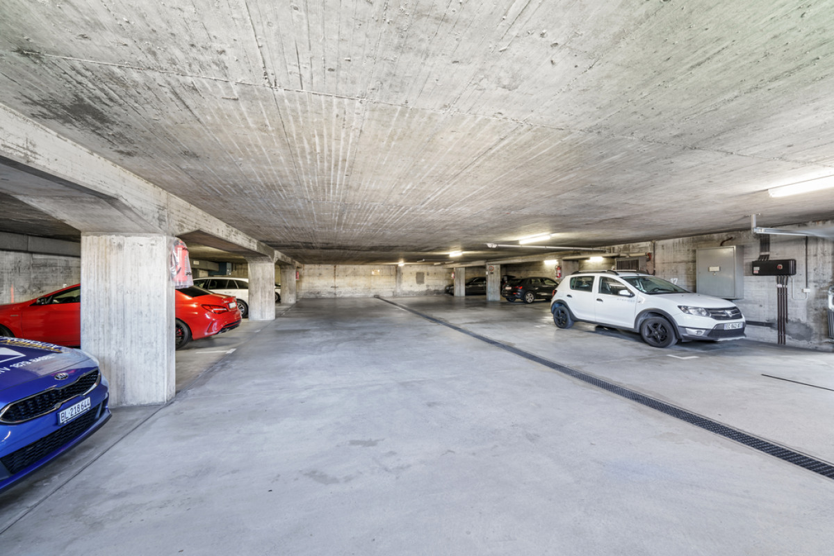 Tiefgarage mit geparkten Fahrzeugen