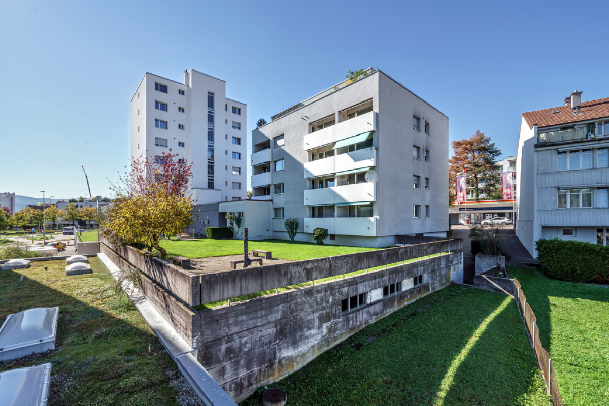 Mehrfamilienhaus mit begrüntem Außenbereich